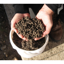 Slug Gone Wool Pellets 10L - Recycled Wool Mulch that Repels Slugs & Snails, Expands into a Moisture-Saving Weed-Suppressing Mat