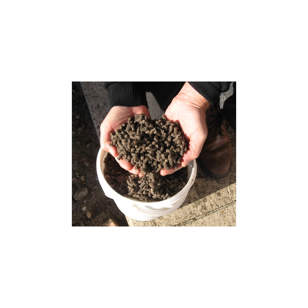Vitax Slug Gone Wool Pellets 10L - Recycled Wool Mulch That Repels Slugs & Snails, Expands Into A Moisture-Saving Weed-Suppressing Mat