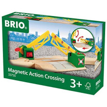BRIO World 33750 - Magnetic Action Crossing | Doplnek interaktivnho drevenho vlcku | Zlepuje koordinaci ruka-oko | Kompatibiln se vemi vlakovm