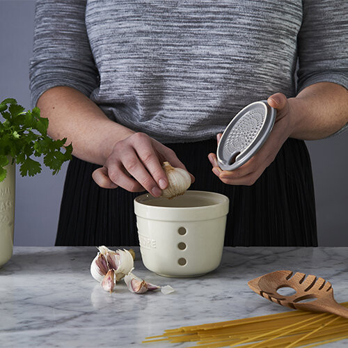 Mason Cash Mason Cash Innovative Kitchen Garlic Store & Grater 2