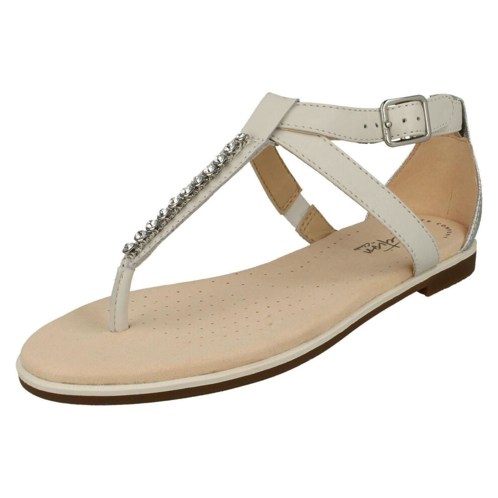 (UK 7.5, White/Silver (White)) Ladies Clarks Toe Post Sandals Bay Poppy - D Fit