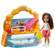 Barbie Club Chelsea Bambola e Set da Gioco Acquario, 15 cm Bruna, con Accessori, per 3-7 Anni