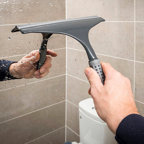 Addis Addis ComfiGrip Shower Window Squeegee, Metallic Graphite, 4 x 24 x 27 cm 1