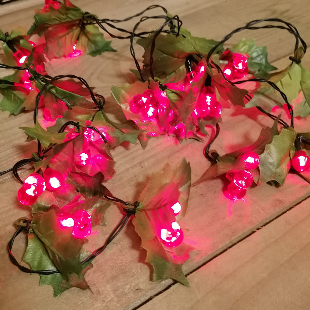 Premier 2.8M Holly Garland With Berries And 40 Leds Red