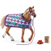 Schleich Horse Club, Set de Juego de 4 Piezas, Juguetes de Caballo para Niños de 5 a 12 años Pura Sangre Inglés con Manta