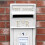 Hvit Royal Mail-postkasse med stativ 6