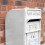 Hvit Royal Mail-postkasse med stativ 4