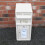 Hvit Royal Mail-postkasse med stativ 14