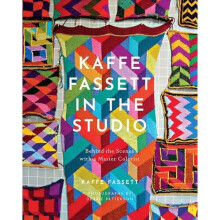 Kaffe Fassett in the Studio: Behind the Scenes with a Master Colorist | Hardback - Book