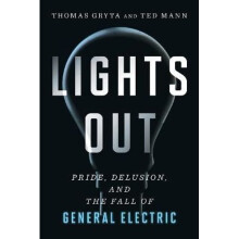 Lights Out: Pride, Delusion, and the Fall of General Electric | Paperback
