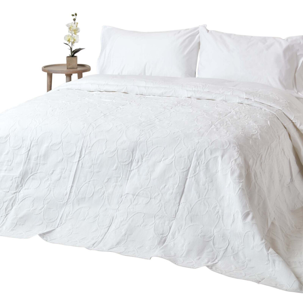 Homescapes (, 260 X 260 Cm) Cotton Rich Floral Metelassé Pattern Bedspread White