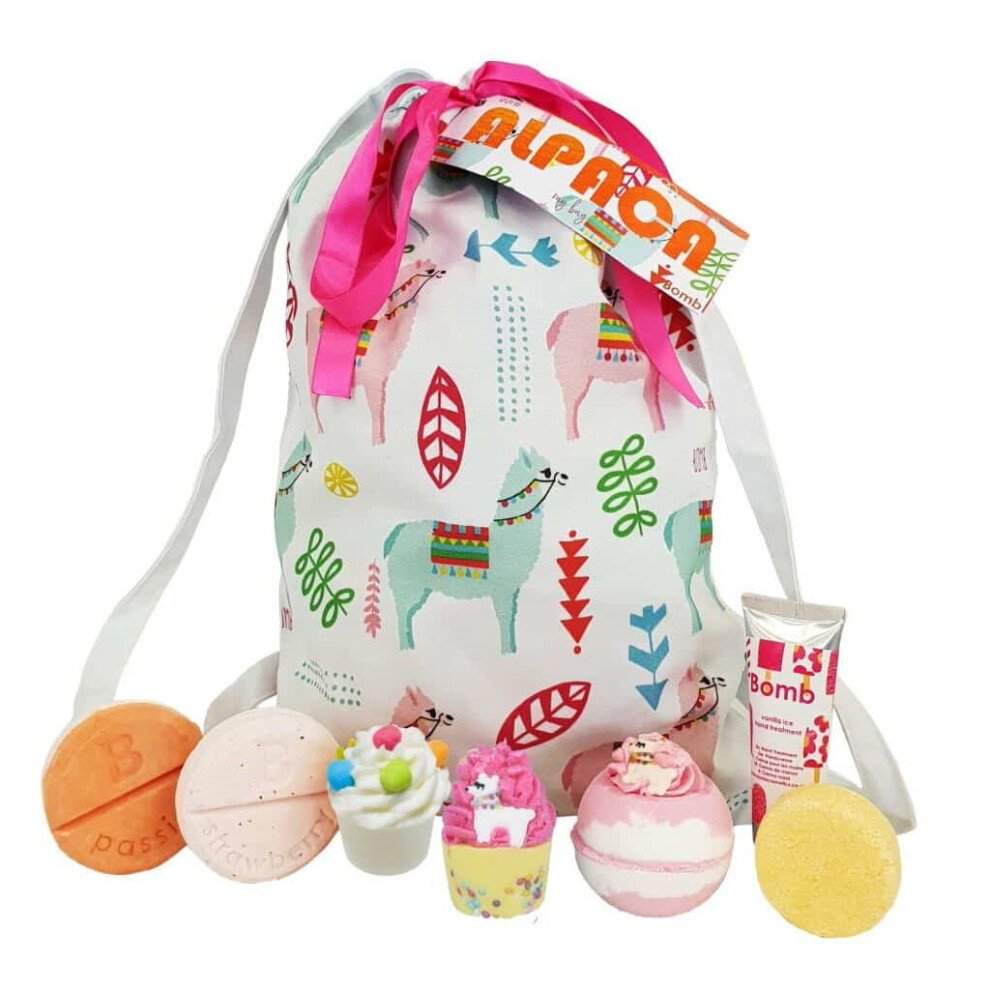 Bomb Cosmetics Alpaca Print Wash Bag Bath Blaster Mallow Cream Gift Set