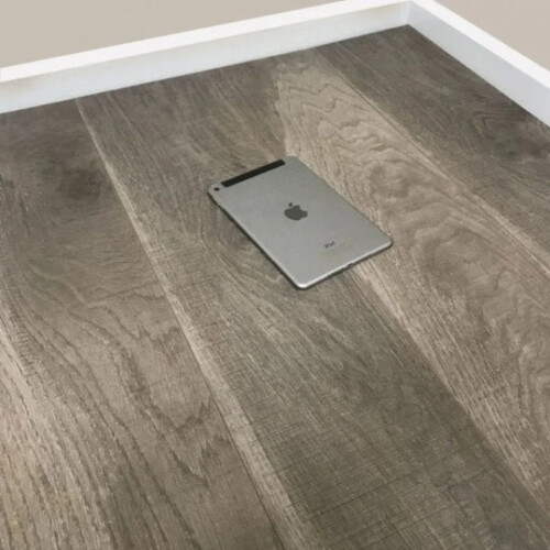Royale 8mm Chestnut Oak Laminate Flooring - 1.2m2 Pack Size - Click System