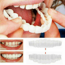 Sorriso a scatto su denti finti superiori Faccette dentali Protesi dentaria Denti falsi copre
