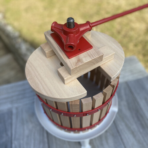 Selections Traditional Fruit and Apple Press (18 Litre) with Straining Bag 2