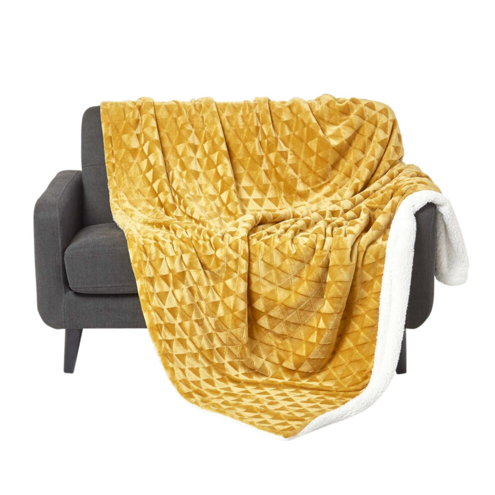 Homescapes (200 X 230 Cm, Mustard) Geometric Triangle Velvet Throw