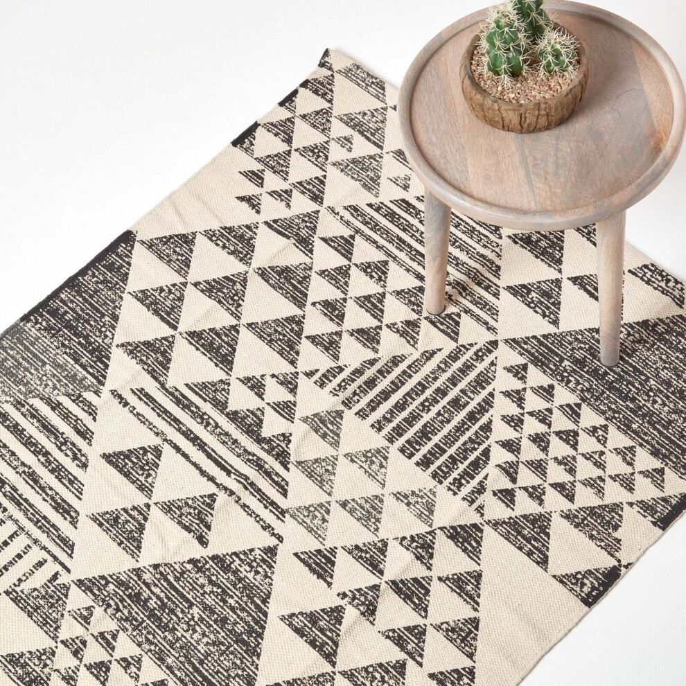 Homescapes (90 X 150 Cm, White And ) Delphi Geometric Style 100% Cotton Printed Rug Black