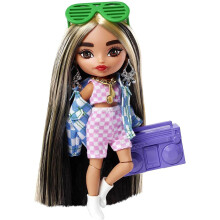 Barbie Extra Minis Puppe #2 (14 cm) mit kariertem 2-teiligen Outfit & Jacke, inklusive Puppenständer & Zubehör