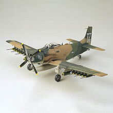 Tamiya 300061073 - 1:48 WWII Douglas A-1J Skyrider USAF