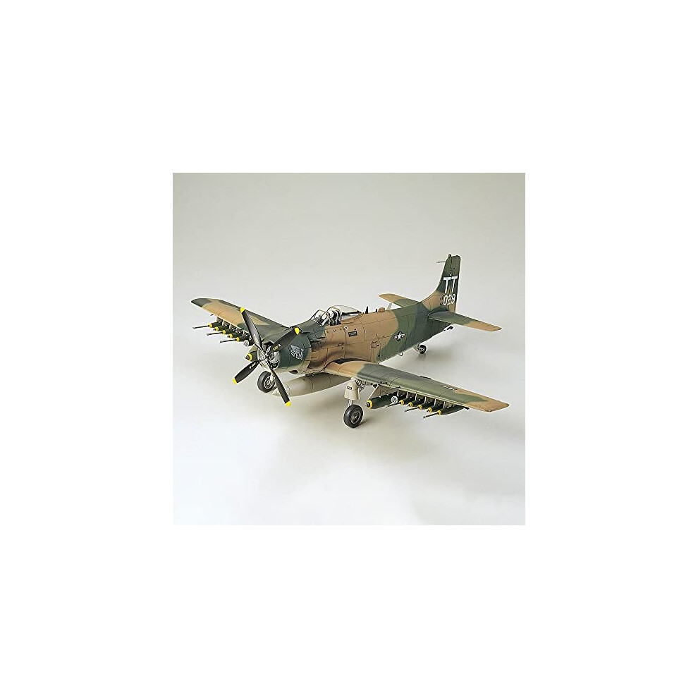 Tamiya 300061073 - 1:48 WWII Douglas A-1J Skyrider USAF