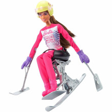 Barbie Sport Invernali per Sciatore Paralimpico Brunetta (30 cm) con Maglietta, Pantaloni, Casco, Guanti, Sci e Trofeo