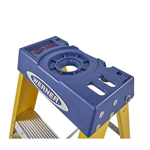 Werner Fibreglass Swingback Stepladder - 4 Tread 1