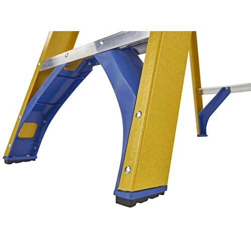 Werner Fibreglass Swingback Stepladder - 4 Tread 2