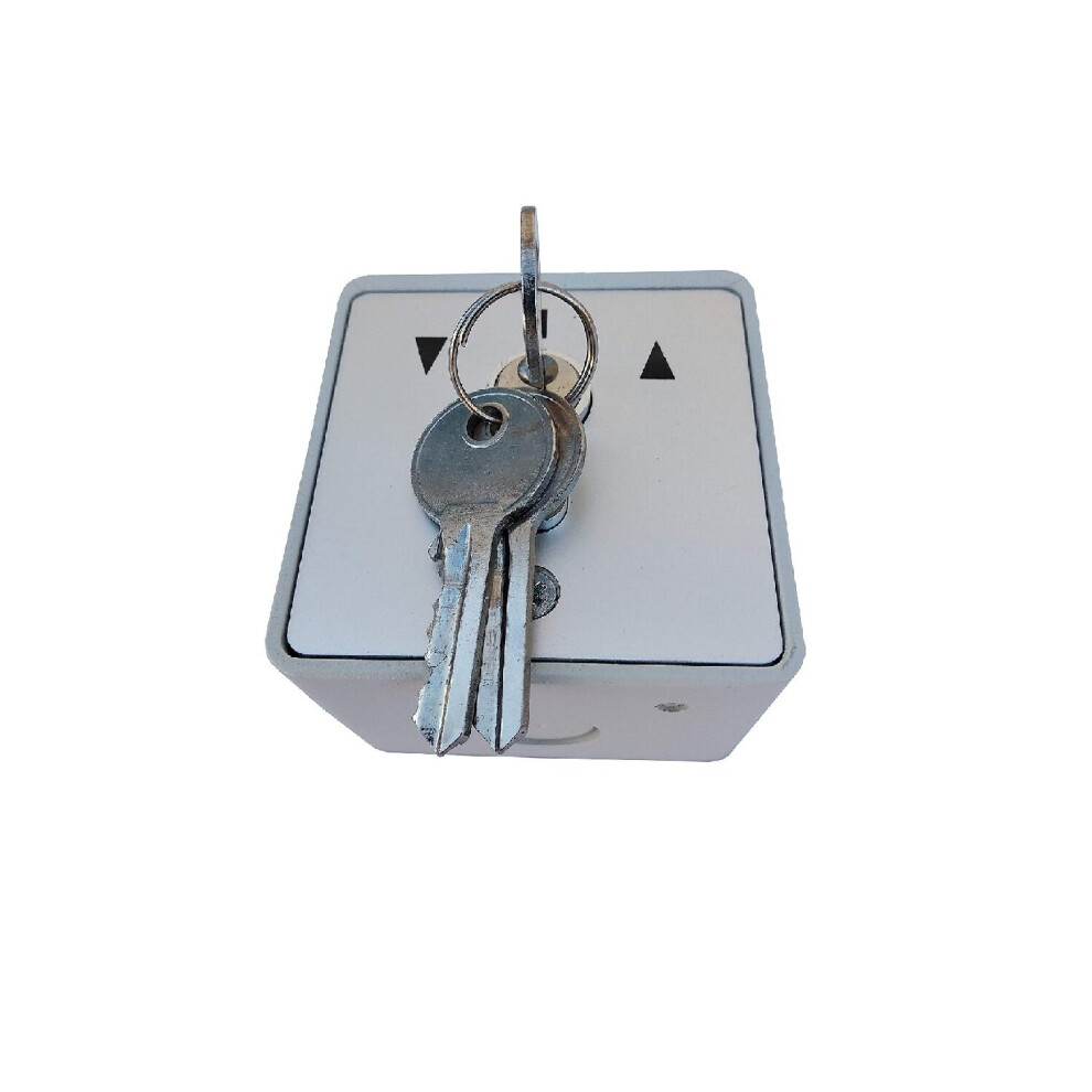 Keyswitch for roller shutters and awnings with 3 keys