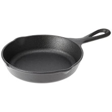 Lodge Wildlife Series  6,5-Zoll-Gusseisenpfanne mit Wolfsmotiv, Schwarz
