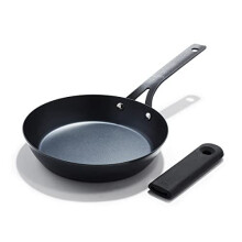 OXO Obsidian Padella in Acciaio Carbonio Pre-Stagionata, 20 cm con Manico in Silicone Rimovibile, Induzione, Forno Sicura, 1.8 Litri, Nera