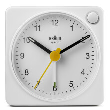 Braun Classic Resa Analog Klocka med Snooze och Ljus, Kompakt, Tyst Quartz, Crescendo Larm i Vitt, Modell BC02XW.