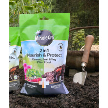 Miracle-Gro Nourish & Protect 1kg: 2-in-1 Plant Food + Slug & Snail Barrier (Pesticide-Free, Lava Rock)