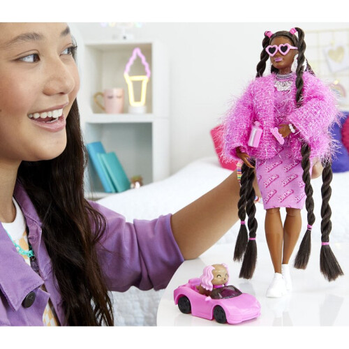 Barbie Κούκλα Barbie Extra με αξεσουάρ, μακριά καστανά μαλλιά, ροζ 2-κομματιο ένδυμα 1