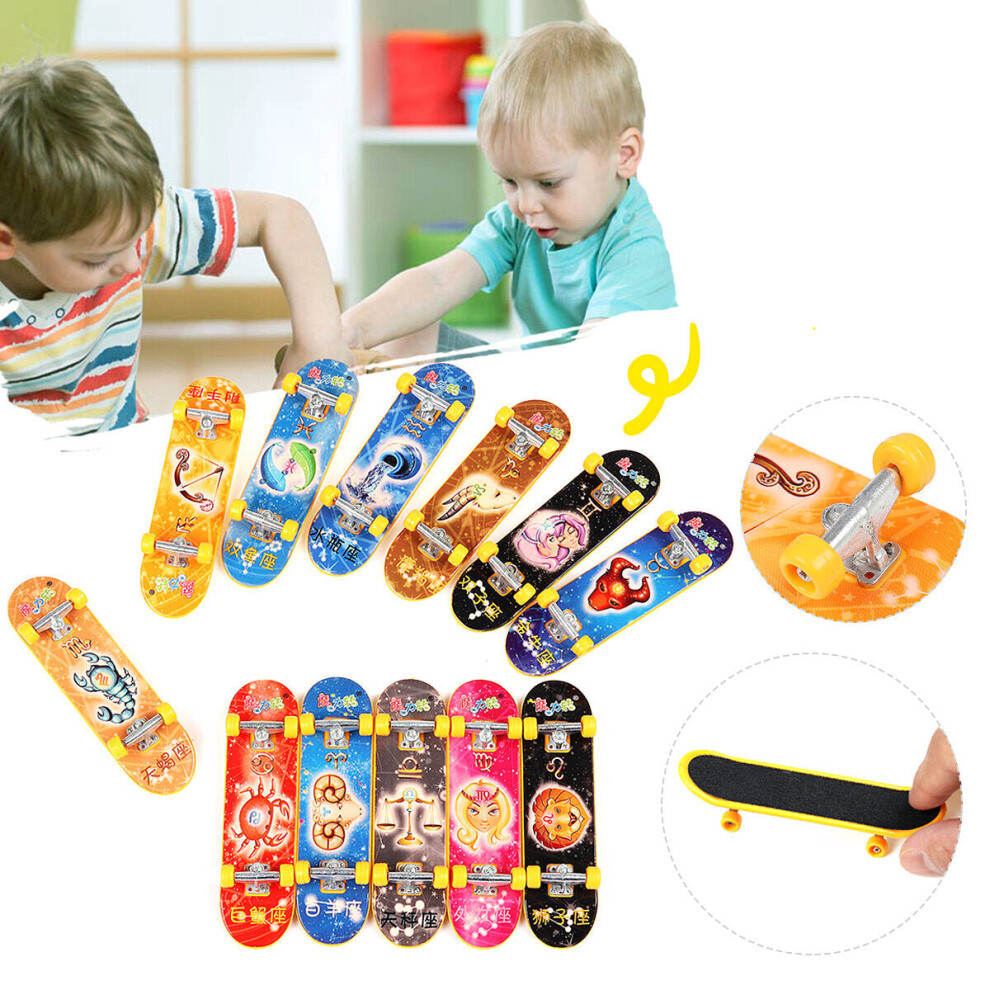 1Pc Mini Finger Skateboard Skate Boarding Model Children Toy Christmas Gift