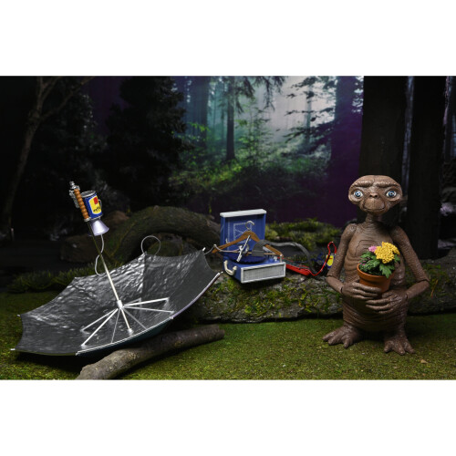 NECA ET Ultimate Deluxe E.T. 40th Anniversary 55079 NECA Light up chest 2