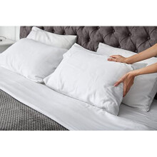 House of Threads Pillow Cases 4 Pack, Excellent Quality Wrinkle Resistant, Microfiber Breathable & Soft White Pillow Protectors (50 X 75 Cm)