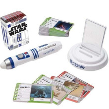 Mattel Games Pictionary Air Star Wars Familietegnespil for b?rn og voksne med R2-D2 Lightpen og to niveauer af ledetr?de
