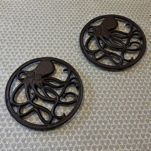 Selections Cast Iron Round Octopus Themed Table Trivet (Pack of 2) 1