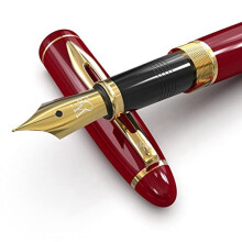 Wordsworth & Black Majesti Fllfederhalter  (Rot) Luxusgehuse mit 24-Karat-Gold-Finish; 18K vergoldete mittlere Feder  Tintenpatronen, nachfllbar