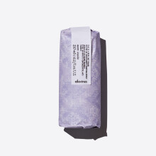 Davines: Dies ist ein Primer. Er sorgt fr natrlichen Glanz, Feuchtigkeitsschutz und einen krperfllenden Effekt (8,45 oz).