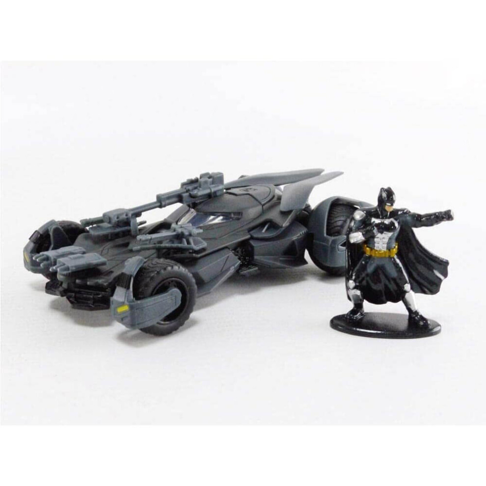 Jada 2017 Batmobile With Diecast Batman Figurine \Justice League\" (2017) Movie \"DC Comics\" \"Hollywood Rides\" Series 1/32 Diecast Model Car By Jad