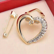 1pc Heart Shape Clothes Corner Buckle Casual Stylish Silky Scarf Buckle Clothes Strap Buckle Brooch For Men