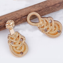 1pc Metal Plate Buckle Cloud Shoulder Shawl Standing Collar Pair Buckle For Men