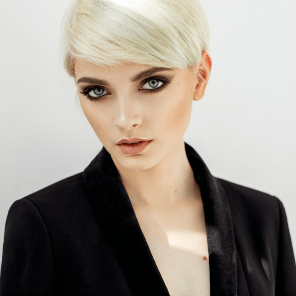 Ombre Blonde Pixie Cut Wig with Bangs Short Synthetic Straight Hair for Women Brown Highlights and Mixed Blonde Perfect for Any Occasion