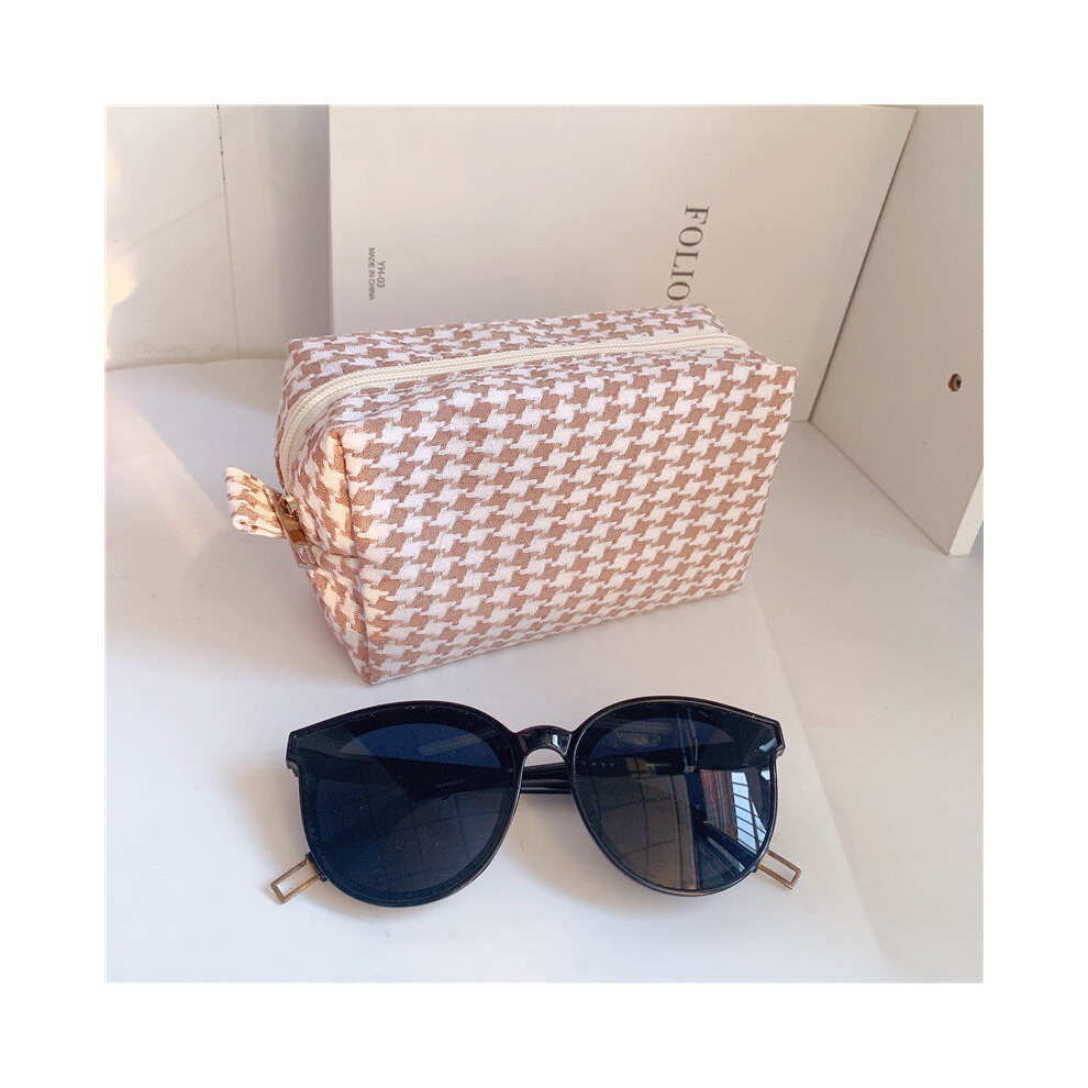 Sweet Houndstooth Pattern Portable Toiletry Bag for Women Multifunctional Cosmetic Organizer with Zipper Closure Perfect for Travel and Makeup Storage