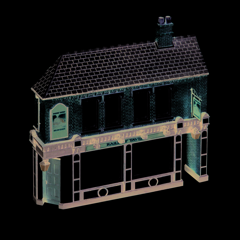Bachmann Scenecraft Low Relief Corner Pub (Pre-Built)