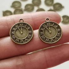 Hot 17*20mm Antique Bronze Plated Zinc Alloy Clock Charms Pendants For DIY Jewelry Making Findings