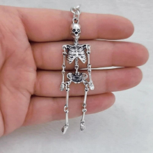 Fashionable foldable skull pendant keychain men and women antique metal alloy skull pendant keychain car keychain