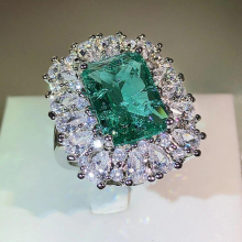 Advanced Women Rings Retro Emerald Flower Ring Female Bright Zircon Jewelry Girls Holiday Gift Party