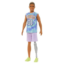 Poup   e Barbie Fashionistas Ken #212 avec jambe proth   tique, maillot Los Angeles, short violet et baskets